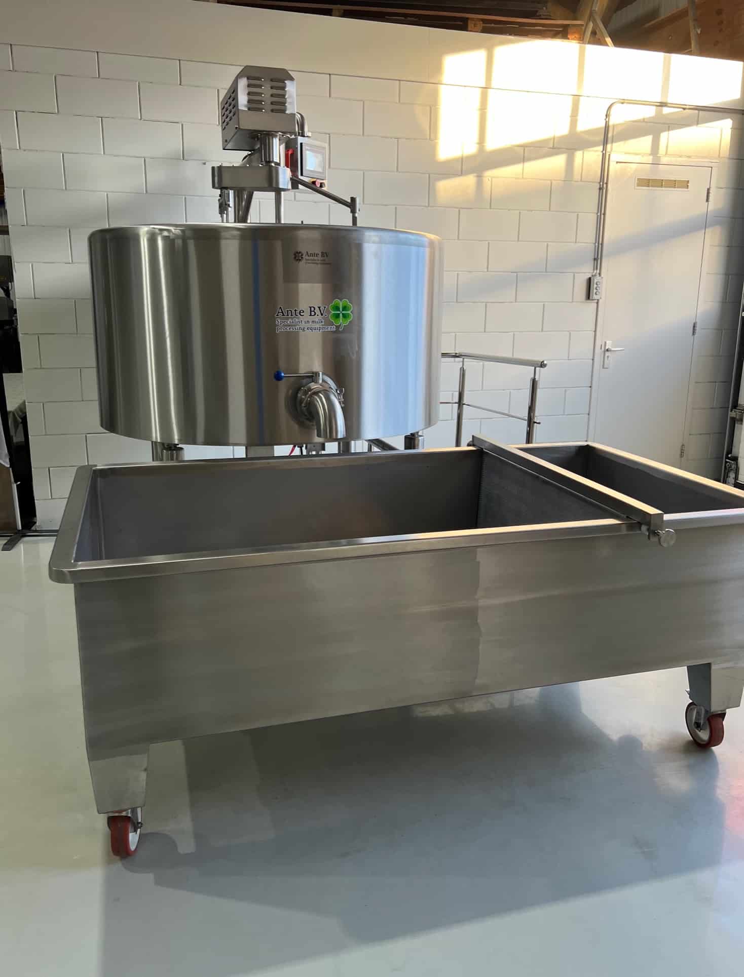 Cheese vat and pre-press